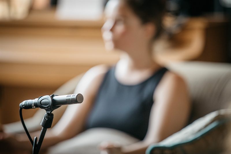 Micro de captation audio devant une participante au cercle de parole