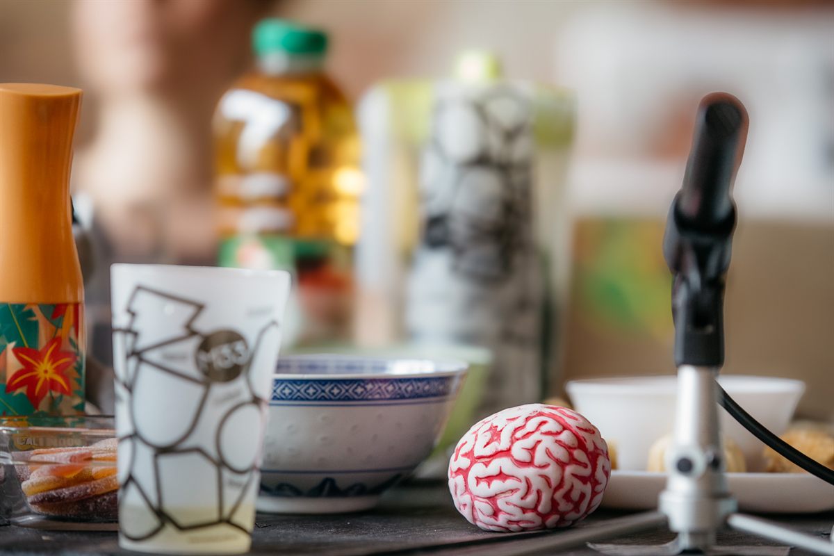 Un cerveau en pâte à sucre posé parmi les verres lors du premier cercle de parole
