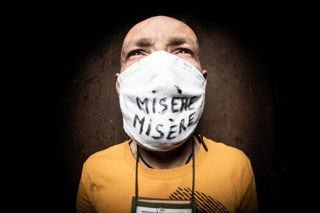 Récolte de la parole par la photographie pendant la crise sanitaire. 454 portraits itinérants en Alsace, le masque comme support de mémoire. 2020-2021.