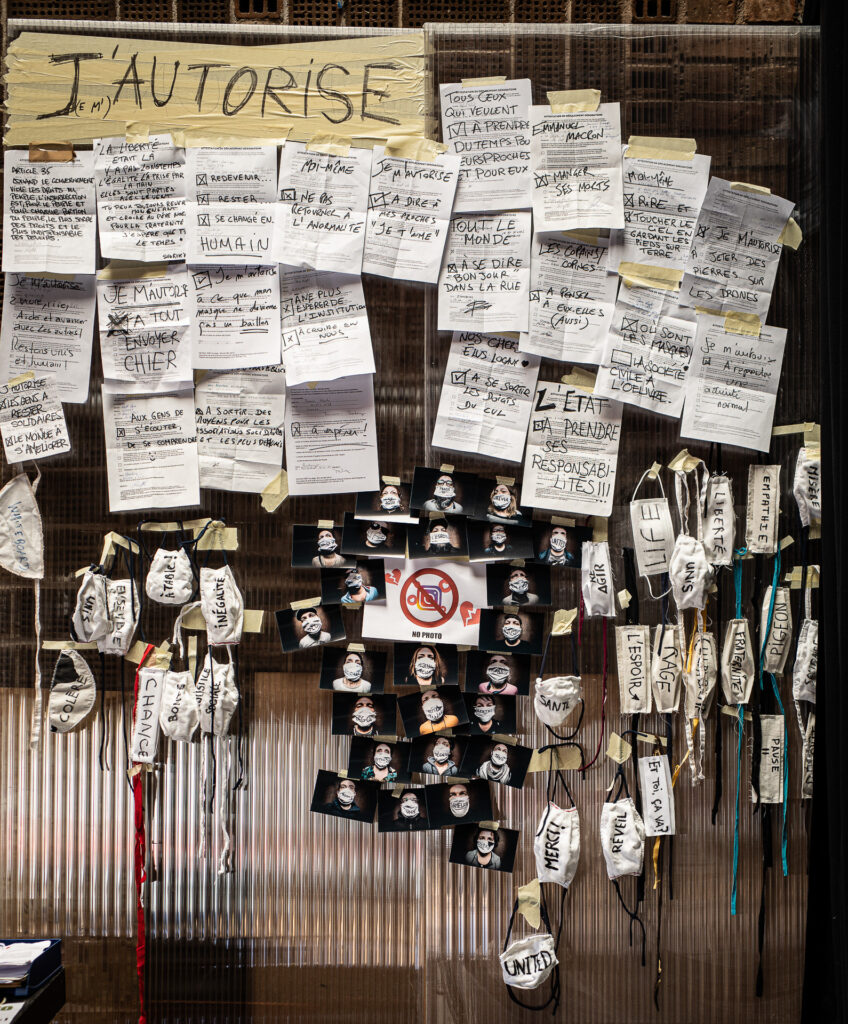 Récolte de la parole par la photographie pendant la crise sanitaire. 454 portraits itinérants en Alsace, le masque comme support de mémoire. 2020-2021.