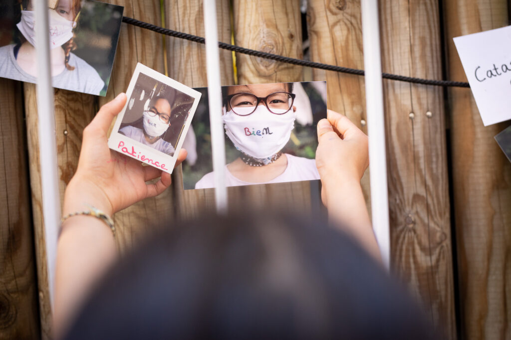Récolte de la parole par la photographie pendant la crise sanitaire. 454 portraits itinérants en Alsace, le masque comme support de mémoire. 2020-2021.