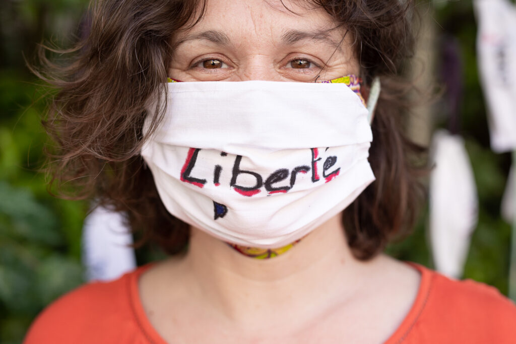 Récolte de la parole par la photographie pendant la crise sanitaire. 454 portraits itinérants en Alsace, le masque comme support de mémoire. 2020-2021.