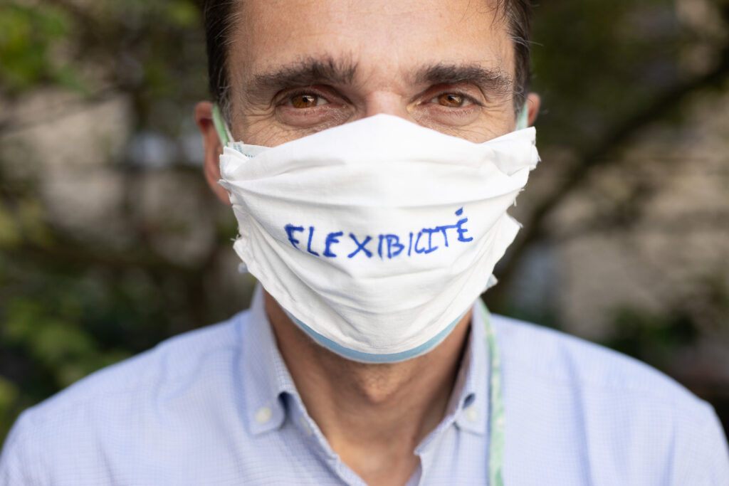 Récolte de la parole par la photographie pendant la crise sanitaire. 454 portraits itinérants en Alsace, le masque comme support de mémoire. 2020-2021.