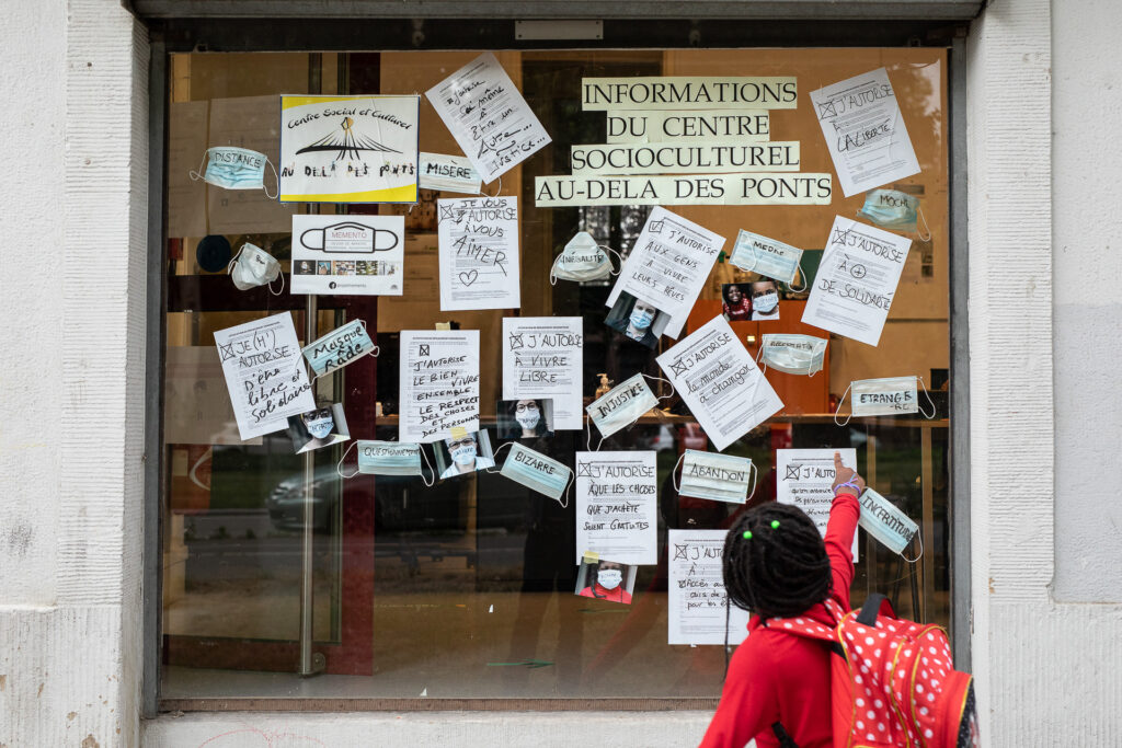 Récolte de la parole par la photographie pendant la crise sanitaire. 454 portraits itinérants en Alsace, le masque comme support de mémoire. 2020-2021.