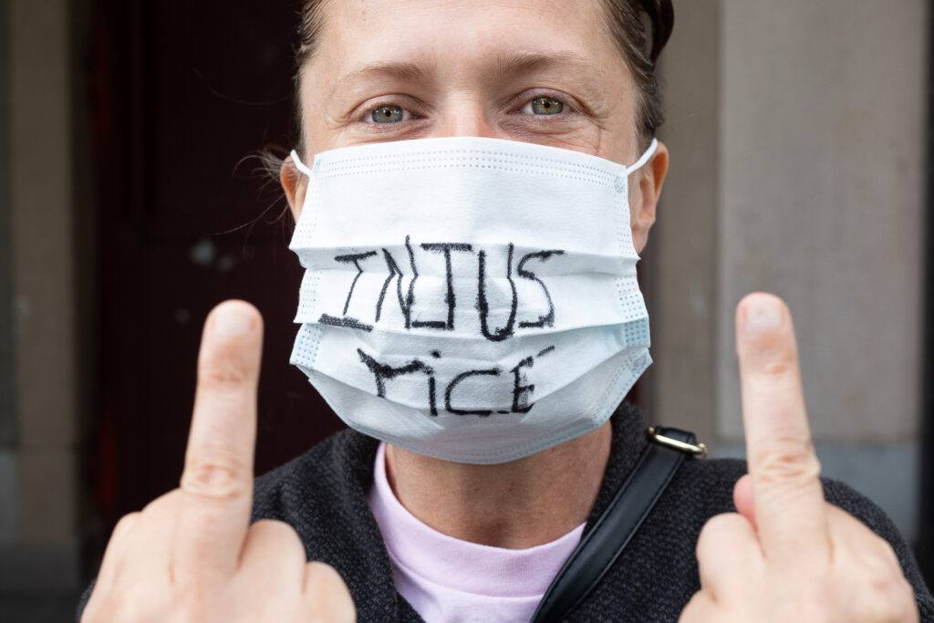 Récolte de la parole par la photographie pendant la crise sanitaire. 454 portraits itinérants en Alsace, le masque comme support de mémoire. 2020-2021.