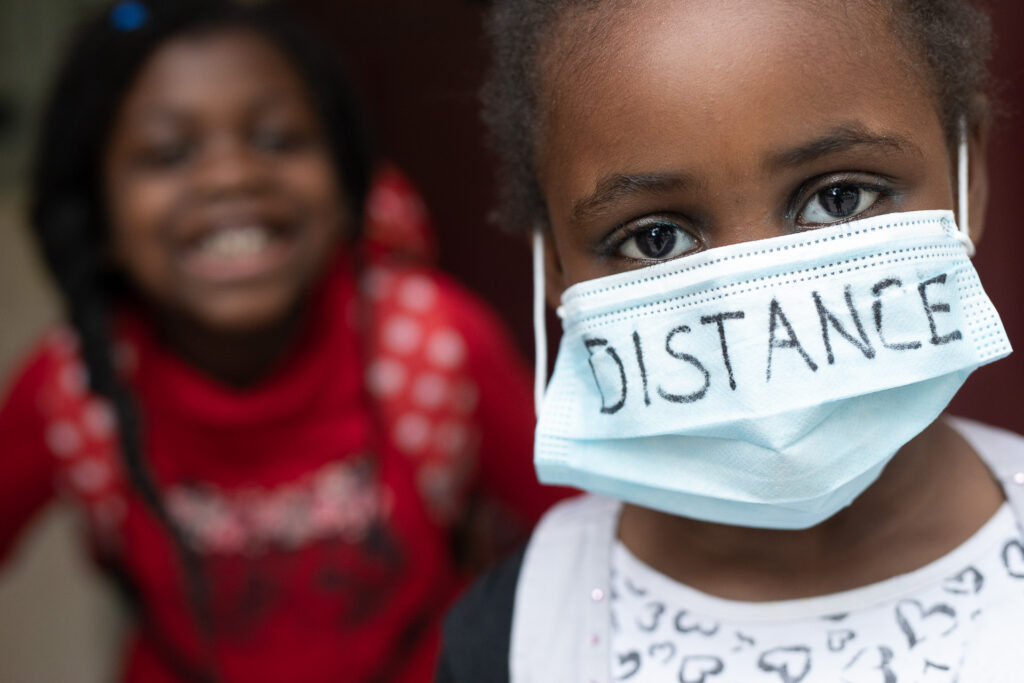 Récolte de la parole par la photographie pendant la crise sanitaire. 454 portraits itinérants en Alsace, le masque comme support de mémoire. 2020-2021.