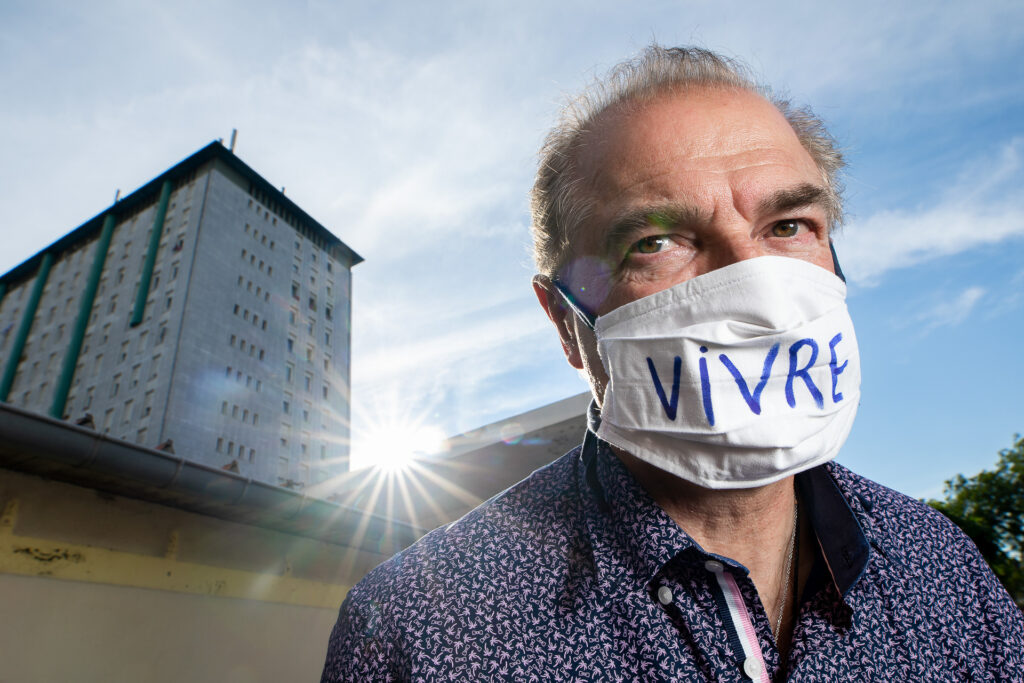 Récolte de la parole par la photographie pendant la crise sanitaire. 454 portraits itinérants en Alsace, le masque comme support de mémoire. 2020-2021.