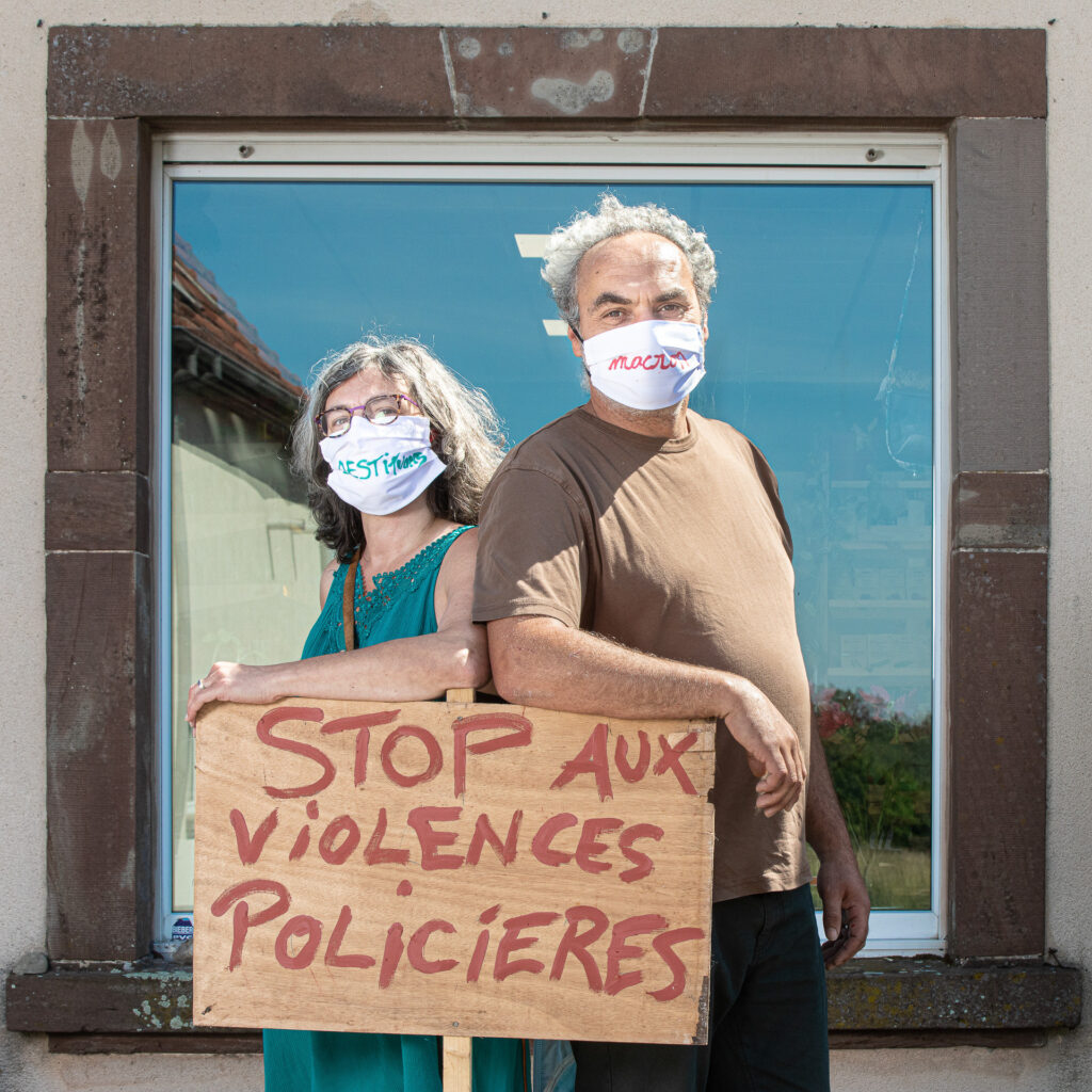 Récolte de la parole par la photographie pendant la crise sanitaire. 454 portraits itinérants en Alsace, le masque comme support de mémoire. 2020-2021.