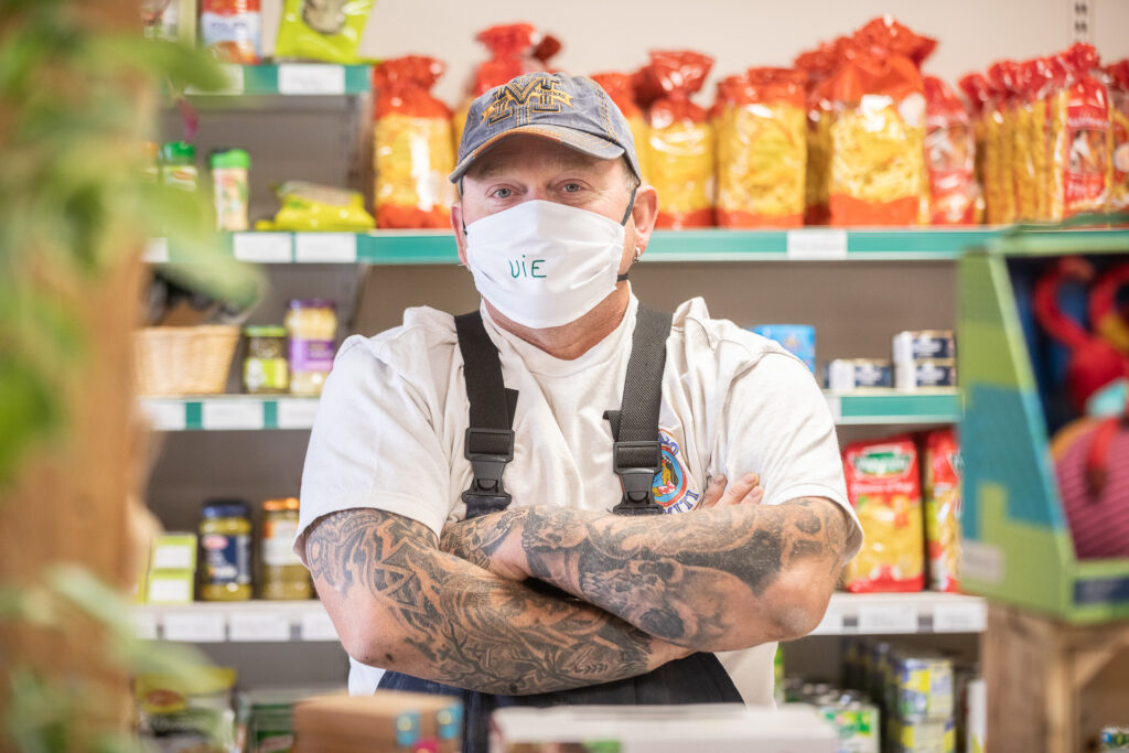 Récolte de la parole par la photographie pendant la crise sanitaire. 454 portraits itinérants en Alsace, le masque comme support de mémoire. 2020-2021.