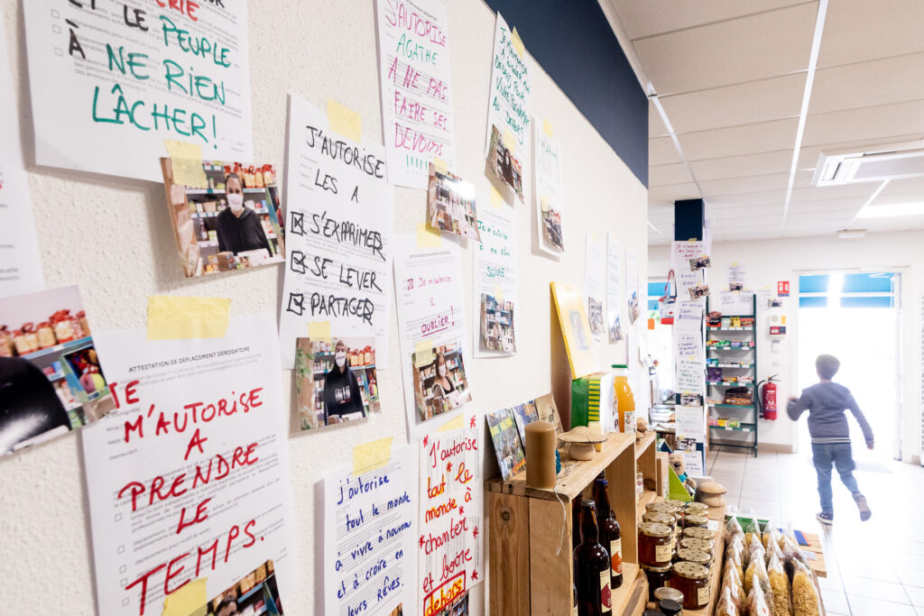 Récolte de la parole par la photographie pendant la crise sanitaire. 454 portraits itinérants en Alsace, le masque comme support de mémoire. 2020-2021.