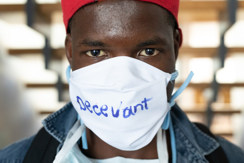 Récolte de la parole par la photographie pendant la crise sanitaire. 454 portraits itinérants en Alsace, le masque comme support de mémoire. 2020-2021.