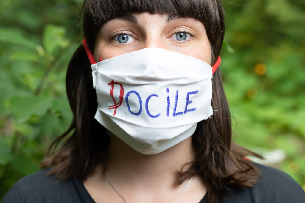Récolte de la parole par la photographie pendant la crise sanitaire. 454 portraits itinérants en Alsace, le masque comme support de mémoire. 2020-2021.