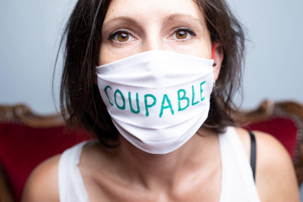 Récolte de la parole par la photographie pendant la crise sanitaire. 454 portraits itinérants en Alsace, le masque comme support de mémoire. 2020-2021.