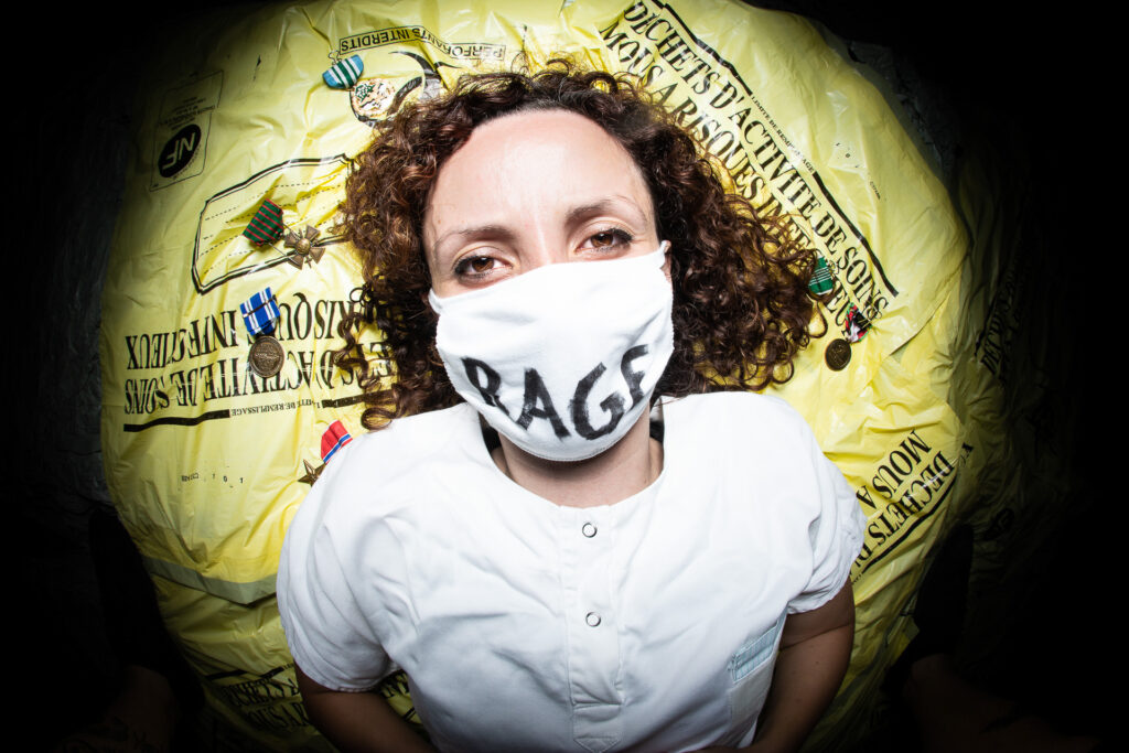 Récolte de la parole par la photographie pendant la crise sanitaire. 454 portraits itinérants en Alsace, le masque comme support de mémoire. 2020-2021.