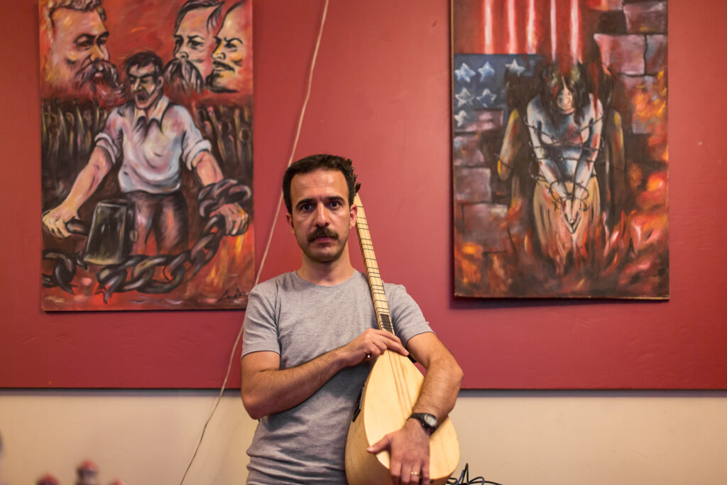 "Nous sommes des marxistes-léninistes, soutenons l'anti-impérialisme, et jouons de la musique révolutionnaire. Nous sommes favorables à la création d'un Kurdistan mais pas sur le modèle du PKK, qui négocie avec le gouvernement dans le dos de la communauté. Le gouvernement clame qu'il est engagé dans un processus de paix mais nous sommes toujours autant discriminés, dans la fonction publique, à l'université, dans les procès. Erdogan a aussi pour projet de nommer le troisième pont en projet au-dessus du Bosphore "Sultan Yavuz Selim", un massacreur notoire d'Alevis au 16e siècle, ce qui est de la provocation. Je suis Kurde et Alevi, ce n'est pas le cas de tous les membres du groupe où certains sont mêmes Turcs et sunnites.où 35 Alevis ont été tués lors d'une soirée dans un hôtel. Notre dernier concert à Istanbul a rassemblé 50 000 personnes. Dans les années 90, la police attaquait pendant nos concerts, maintenant ils ne le font plus mais le gouvernement essaie quand même de les annuler et de saisir nos albums. Actuellement, le groupe compte 12 membres, dont cinq sont assignés à résidence. Les autres sont en prison. Il y a quelques semaines, une opération de police a eu lieu dans notre quartier. Ils ont tout bazardé dans le studio et arrêté certains de nos membres, dont ma femme et trois de mes amis. Nous avons mis les haut-parleurs sur le trottoir avec nos chansons pour alerter le voisinage sur ce qui était en train de se passer. Notre groupe a été fondé en 1995, deux ans après le massacre de Sivas,"