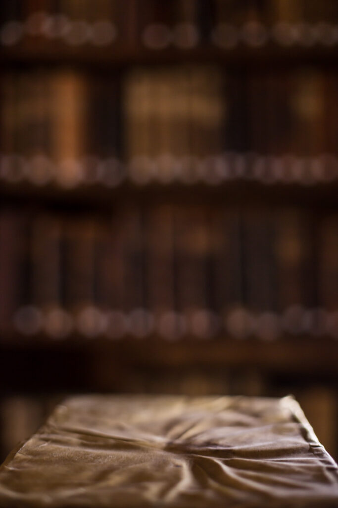 Bibliothèque Humaniste, salle d’exposition permanente au premier étage : au premier plan, un ouvrage ancien dont la couverture est en parchemin, rétracté par les changements de température et d’hygrométrie. En effet, le parchemin est une matière qui réagit de manière très sensible au moindre changement de son environnement.