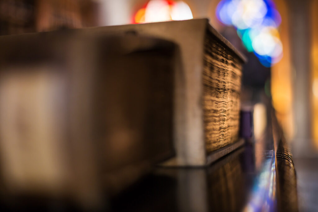 Bibliothèque Humaniste, salle d’exposition permanente au premier étage : un ouvrage ancien avec une tranche dorée est posé sur la vitrine des manuscrits dans la première alvéole où sont conservés les ouvrages les plus précieux de la bibliothèque.