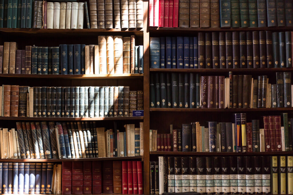 Bibliothèque Humaniste, salle d’exposition permanente au premier étage : rayonnages dont les ouvrages portent sur l’histoire du livre. (cote A)