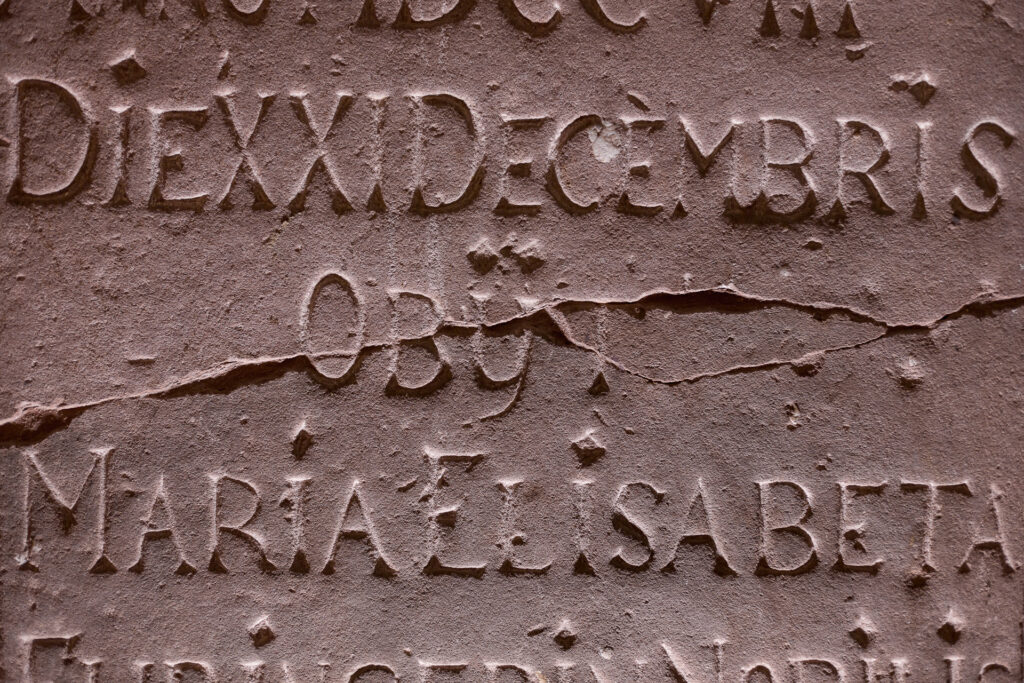 Bibliothèque Humaniste, rez-de-chaussée : détail d’une stèle funéraire insérée dans le grès du hall de la Bibliothèque.