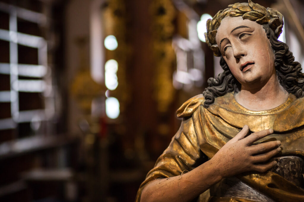 Bibliothèque Humaniste, salle d’exposition permanente au premier étage : statue en bois polychrome de saint Symphorien attribuée à Johann Léonard Meyer réalisée en 1731 provenant de l’église Sainte-Foy de Sélestat