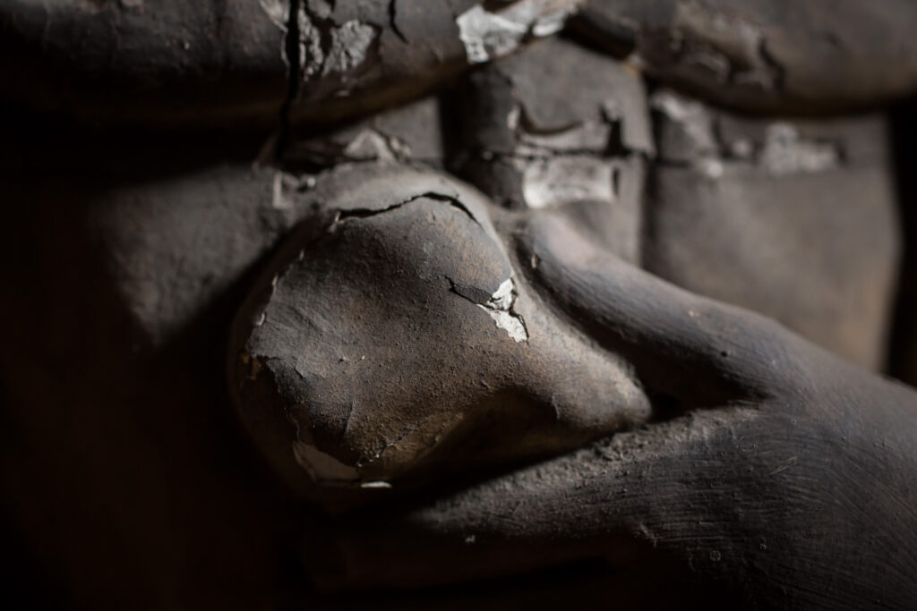 Bibliothèque Humaniste, réserve rez-de-chaussée : détail d’une statue en bois du XIXe siècle représentant une vierge agenouillée.