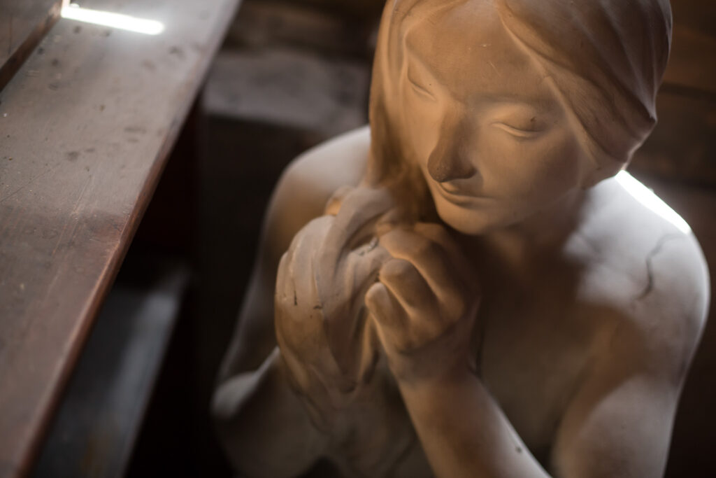 Bibliothèque Humaniste, réserve rez-de-chaussée : Femme se coiffant, sculpture en plâtre d’Albert Bartholomé, 1954, dépôt des œuvres d’art de l’Etat.