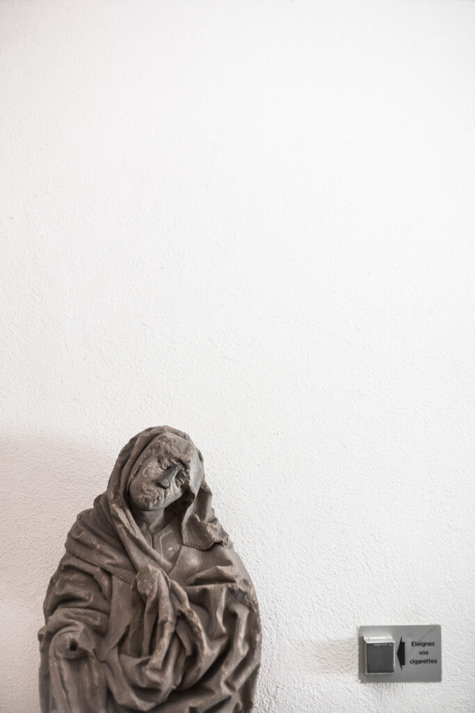 Bibliothèque Humaniste, palier premier étage : statue de Sainte Femme en grès, fragment d’un Saint Sépulcre réalisé vers 1490.