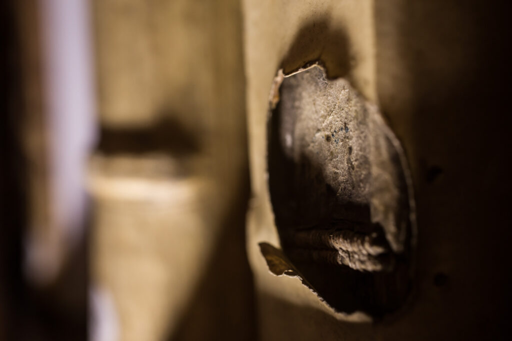 Bibliothèque Humaniste, salle d’exposition permanente au premier étage : détail d’un dos d’un livre où le cuir abimé laisse apparaître la couture sur double-nerf (ficelle de chanvre) permettant d’assembler l’ouvrage.