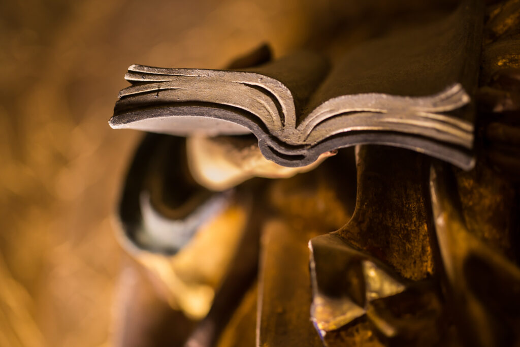 Bibliothèque Humaniste, salle d’exposition permanente au premier étage : détail d’une sculpture en bois polychrome représentant sainte Anne, issue d’un retable qui date probablement de la 1ère moitié du XVIe siècle. Cette œuvre provient de l’impressionnante collection d'objets d'art de Georges Spetz, constituée à partir de 1875. Au sein de celle-ci, les tapisseries anciennes côtoyaient les tableaux rares, les sculptures, les orfèvreries, les faïences.