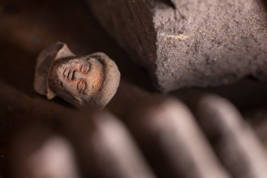 Bibliothèque Humaniste, réserve sous-sol : détail d’un visage sculpté.