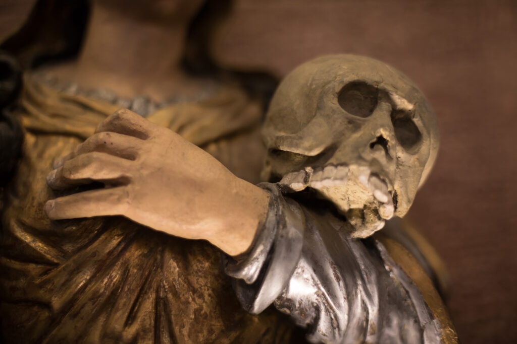 Bibliothèque Humaniste, salle d’exposition permanente au premier étage : gros plan sur une vanité, un des attributs de sainte Marie-Madeleine, sculpture en bois polychrome réalisée au XVIIIe siècle.