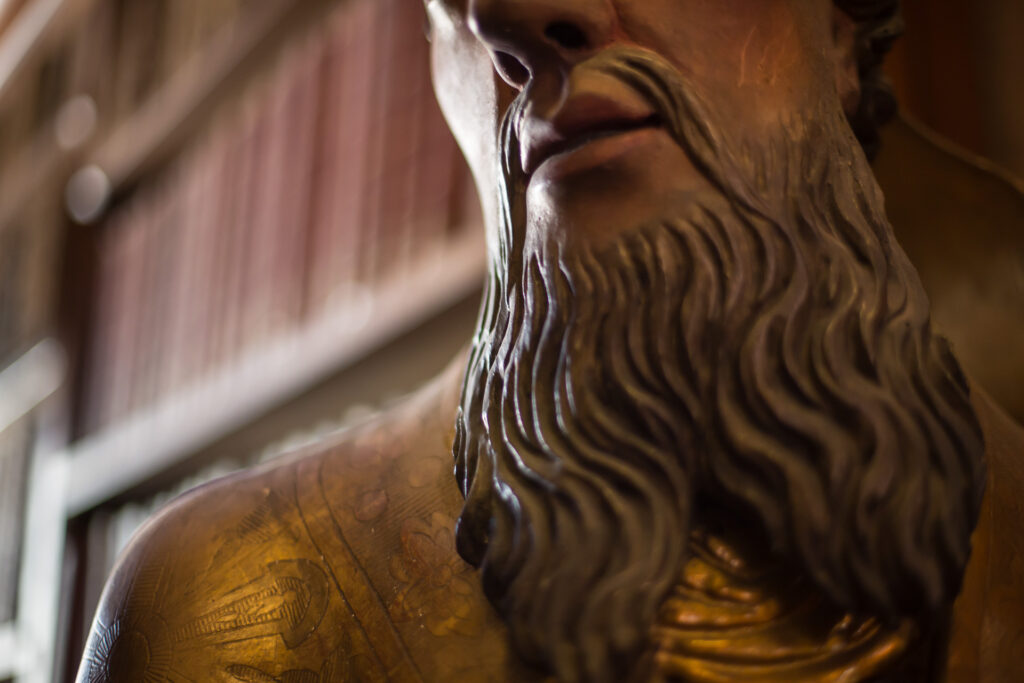 Bibliothèque Humaniste, salle d’exposition permanente au premier étage : détail d’une sculpture en bois polychrome du XVIIIe siècle représentant un évêque.