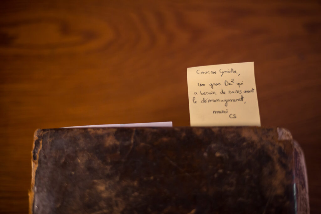 Bibliothèque Humaniste, salle d’exposition permanente au premier étage : dans le cadre du chantier des collections les ouvrages les plus abimés sont reconditionnés pour le déménagement.