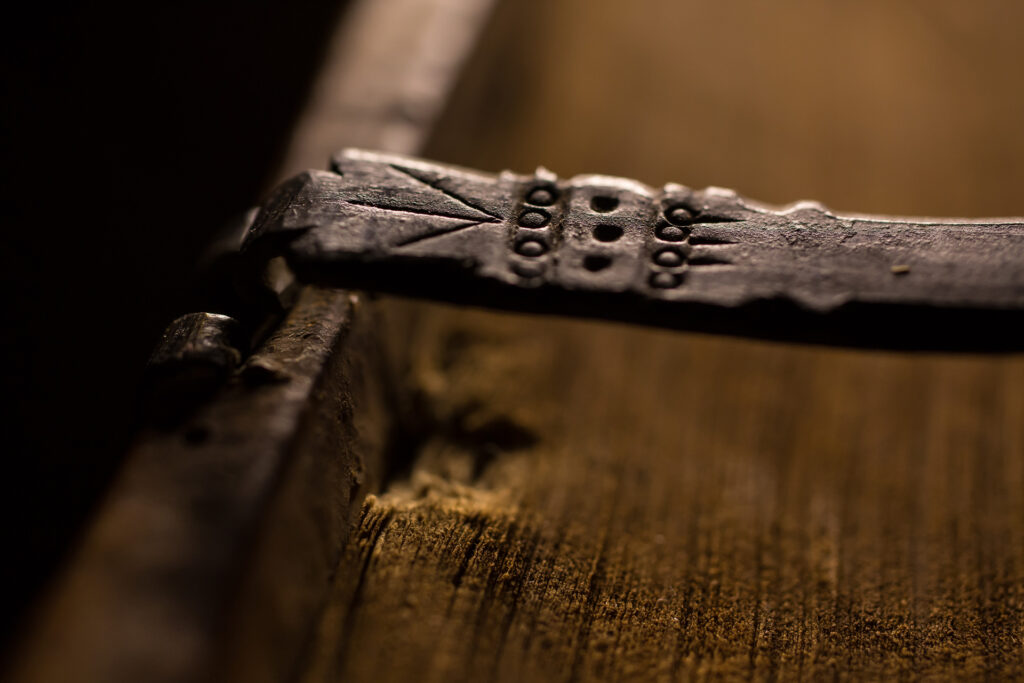 Bibliothèque Humaniste, salle d’exposition permanente au premier étage : détail d’un fermoir métallique permettant de maintenir l’ouvrage ancien bien fermé et d’assurer sa conservation.