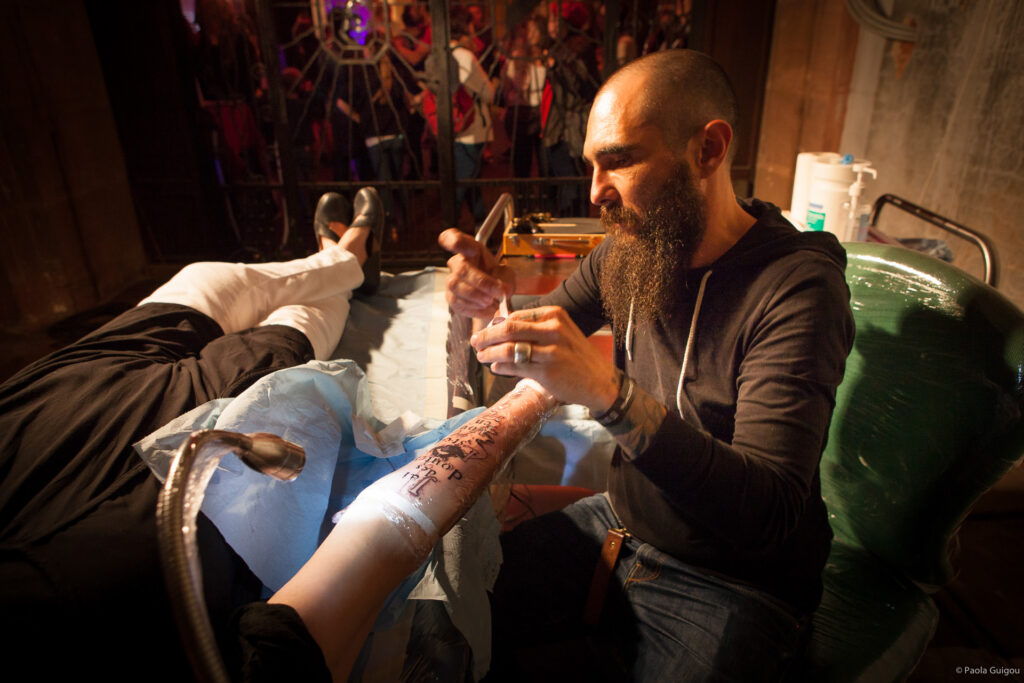 Carte blanche pour la programmation de la Nuit des musées dans le cadre de la résidence. La soirée a mêlé cultures alternatives et patrimoine humaniste : concert punk (The Moorings), illustration metal (Fortifem), et performance de tatouage par Sadhu Le Serbe dans la salle des collections précieuses - le directeur de la BH et la directrice de la médiathèque se sont prêté·es au jeu.
Une exposition hommage au Népal complétait la programmation, au retour du reportage réalisé après le séisme du 25 avril 2015.