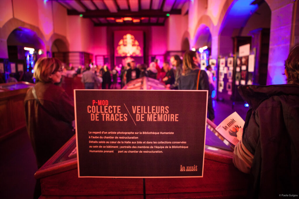 Carte blanche pour la programmation de la Nuit des musées dans le cadre de la résidence. La soirée a mêlé cultures alternatives et patrimoine humaniste : concert punk (The Moorings), illustration metal (Fortifem), et performance de tatouage par Sadhu Le Serbe dans la salle des collections précieuses - le directeur de la BH et la directrice de la médiathèque se sont prêté·es au jeu.
Une exposition hommage au Népal complétait la programmation, au retour du reportage réalisé après le séisme du 25 avril 2015.