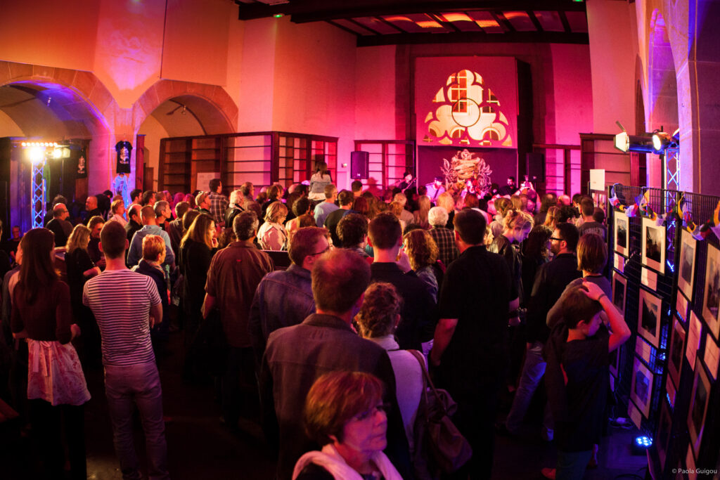 Carte blanche pour la programmation de la Nuit des musées dans le cadre de la résidence. La soirée a mêlé cultures alternatives et patrimoine humaniste : concert punk (The Moorings), illustration metal (Fortifem), et performance de tatouage par Sadhu Le Serbe dans la salle des collections précieuses - le directeur de la BH et la directrice de la médiathèque se sont prêté·es au jeu.
Une exposition hommage au Népal complétait la programmation, au retour du reportage réalisé après le séisme du 25 avril 2015.