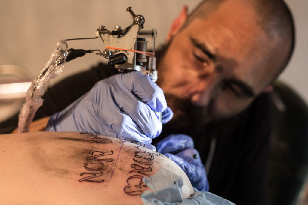 Carte blanche pour la programmation de la Nuit des musées dans le cadre de la résidence. La soirée a mêlé cultures alternatives et patrimoine humaniste : concert punk (The Moorings), illustration metal (Fortifem), et performance de tatouage par Sadhu Le Serbe dans la salle des collections précieuses - le directeur de la BH et la directrice de la médiathèque se sont prêté·es au jeu.
Une exposition hommage au Népal complétait la programmation, au retour du reportage réalisé après le séisme du 25 avril 2015.