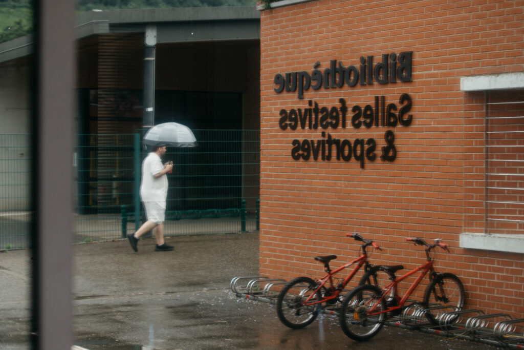 Exposition sur les voix et les gestes des agent·es et bénévoles qui font vivre les médiathèques du réseau Empreintes. 2025.