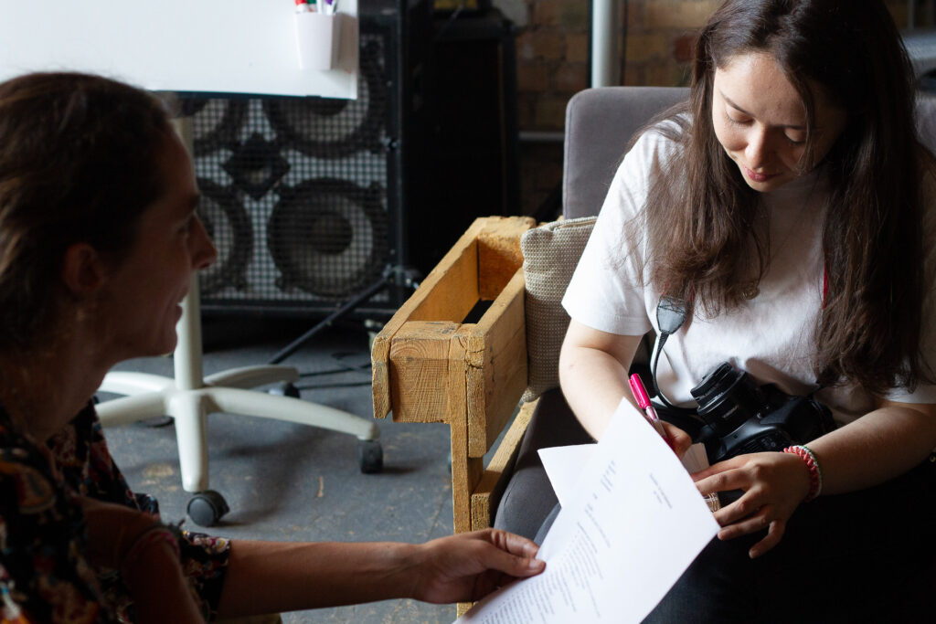 Une vingtaine de jeunes accompagné·es par la Maison des Adolescents ont conçu et réalisé Club James, un journal papier tiré à 200 exemplaires. En s'appropriant les méthodes d'une rédaction professionnelle, le groupe a choisi collectivement les sujets - société, témoignages, poésie, culture - rédigé les articles, réalisé les illustrations par la photo et le dessin, puis assuré l'impression en risographie et sérigraphie.