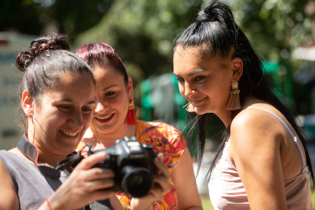Ateliers photo avec des jeunes yéniches de Kaltenhouse, exposition scénographiée par une classe ULIS du collège Maurois. 2021-2022.