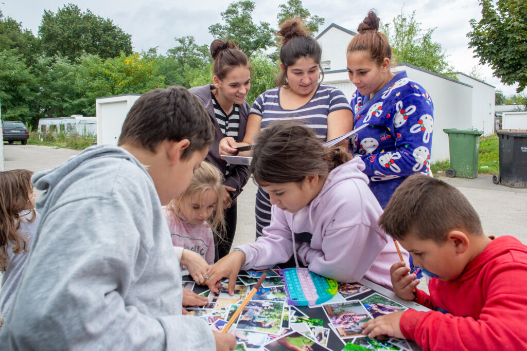 Ateliers photo avec des jeunes yéniches de Kaltenhouse, exposition scénographiée par une classe ULIS du collège Maurois. 2021-2022.