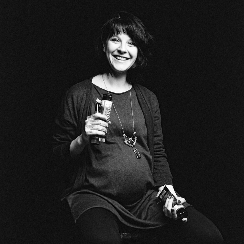 Cinquante portraits d’adolescent·es et de professionnel·les de la MDA avec les objets qui ont marqué leur adolescence.