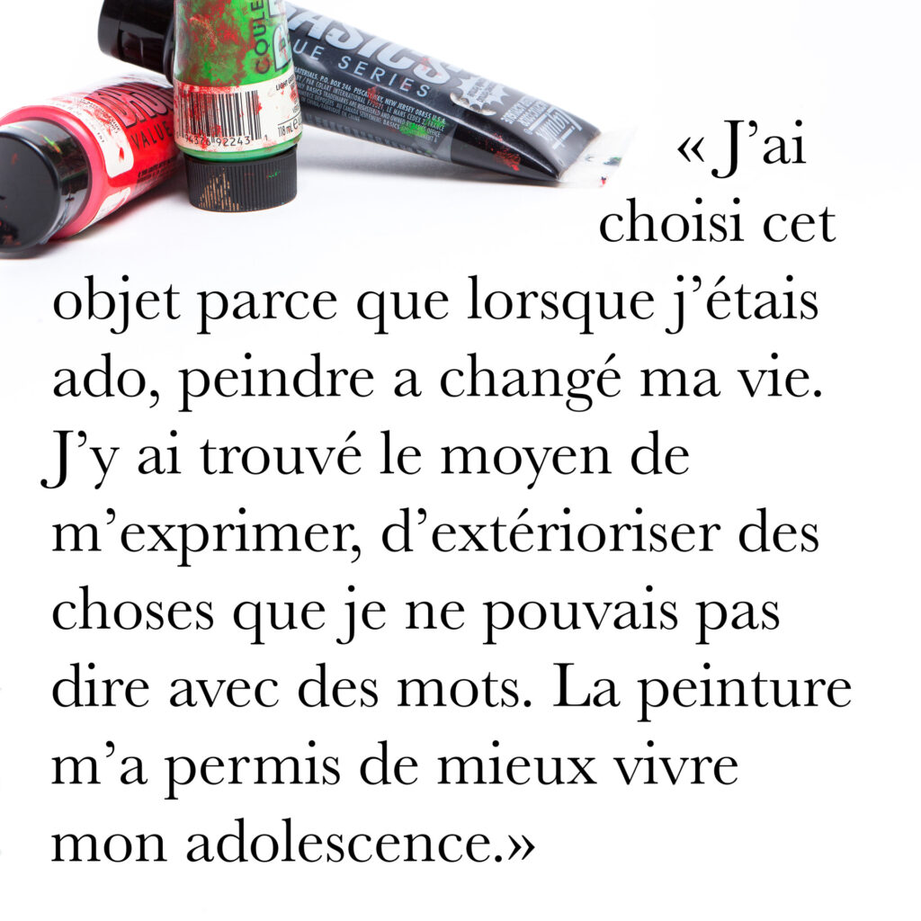 Cinquante portraits d’adolescent·es et de professionnel·les de la MDA avec les objets qui ont marqué leur adolescence.