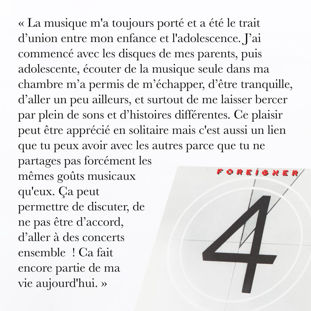 Cinquante portraits d’adolescent·es et de professionnel·les de la MDA avec les objets qui ont marqué leur adolescence.