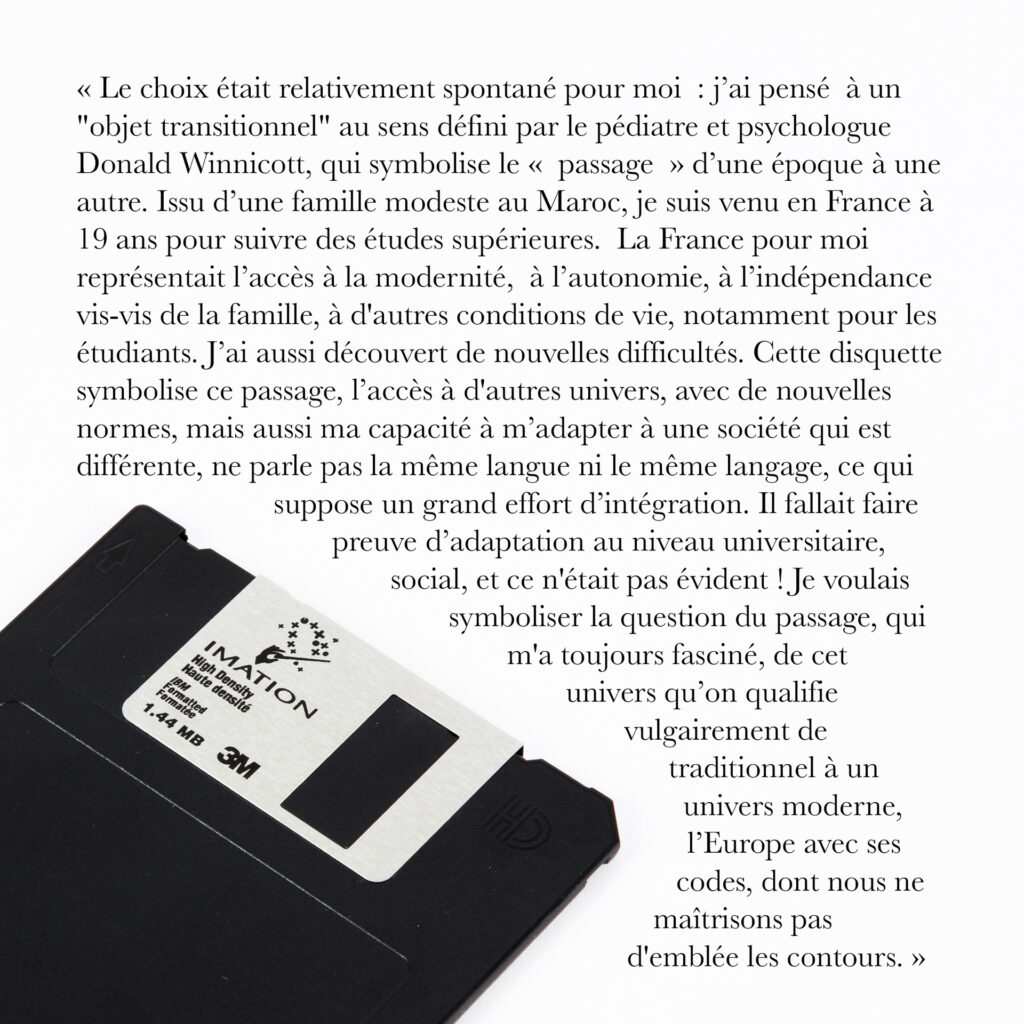 Cinquante portraits d’adolescent·es et de professionnel·les de la MDA avec les objets qui ont marqué leur adolescence.
