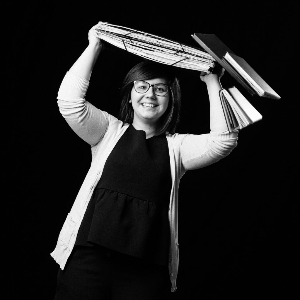 Cinquante portraits d’adolescent·es et de professionnel·les de la MDA avec les objets qui ont marqué leur adolescence.