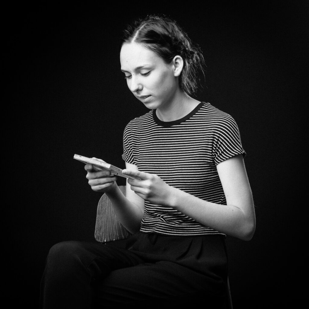 Cinquante portraits d’adolescent·es et de professionnel·les de la MDA avec les objets qui ont marqué leur adolescence.