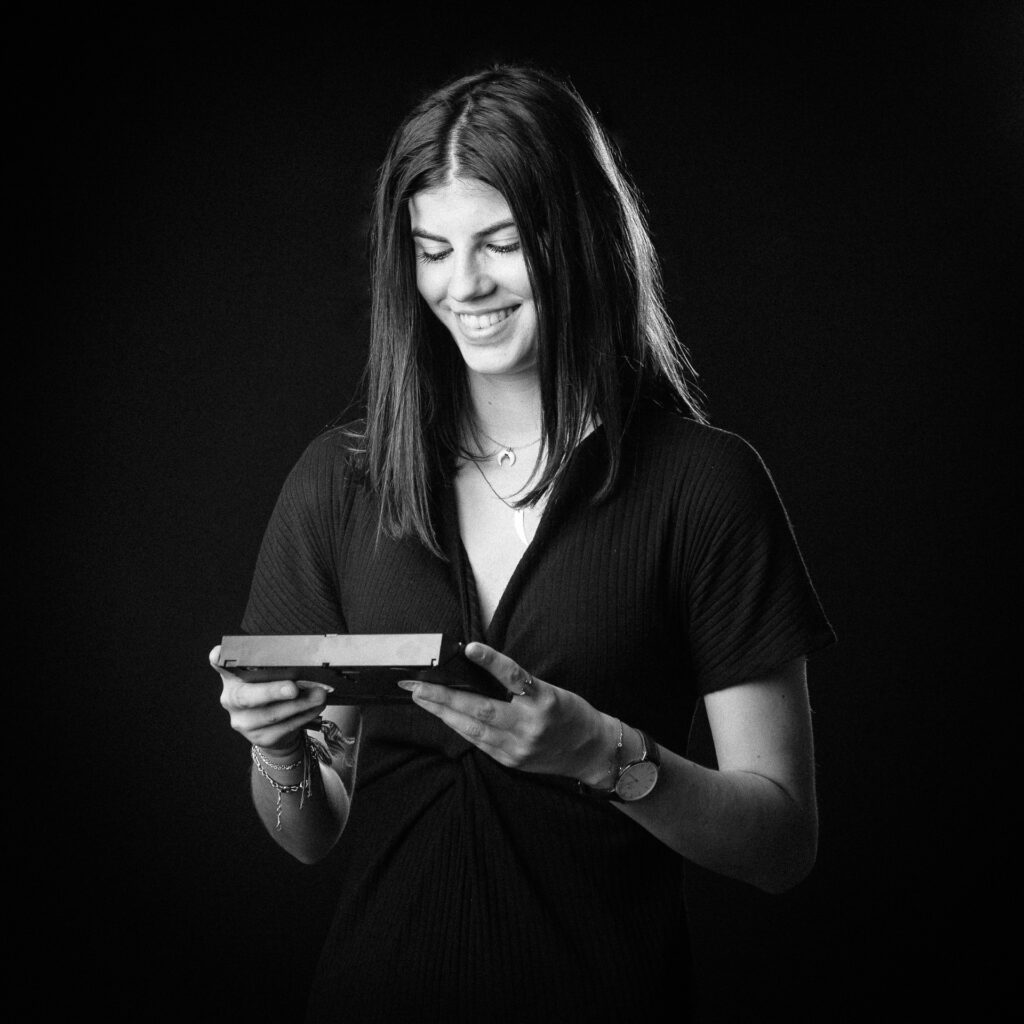 Cinquante portraits d’adolescent·es et de professionnel·les de la MDA avec les objets qui ont marqué leur adolescence.