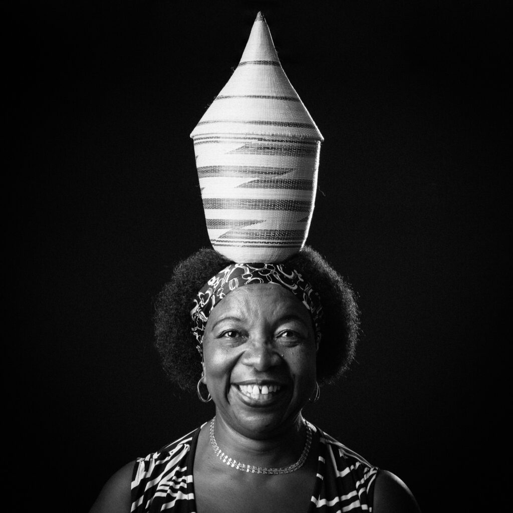Cinquante portraits d’adolescent·es et de professionnel·les de la MDA avec les objets qui ont marqué leur adolescence.